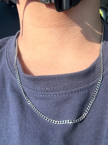 Cliente mostrando un primer plano de su Cadena Miami Cuban de 3 mm.