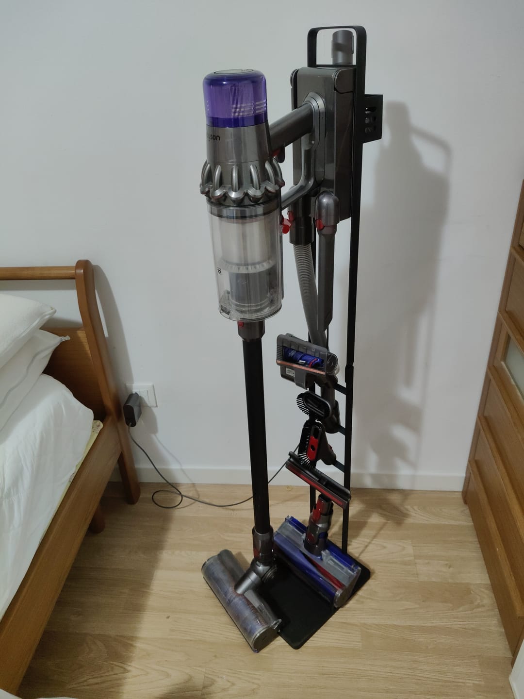 Customer photo review of Dripl Premium Boden-Standhalterung für Dyson V-Serie (V6–V15)