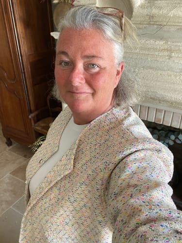 Cliente prenant un selfie en portant la Veste Nathalie crème confettis, montrant le tissu texturé.