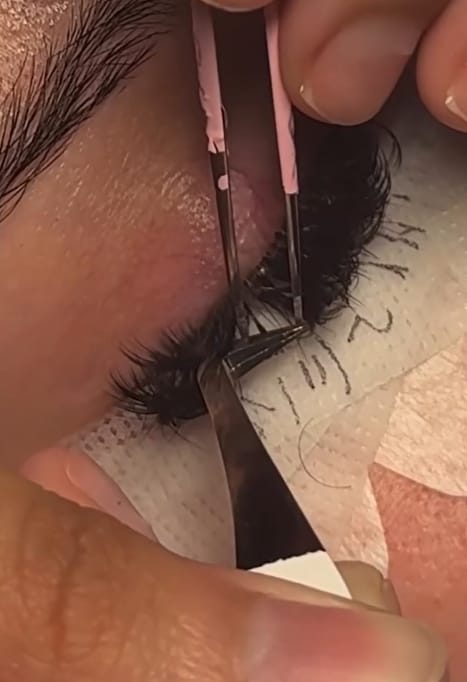 Customer photo review of Bomb Glue 0.1-0.3s Fast Drying Extremely Strong Lash Adhesive