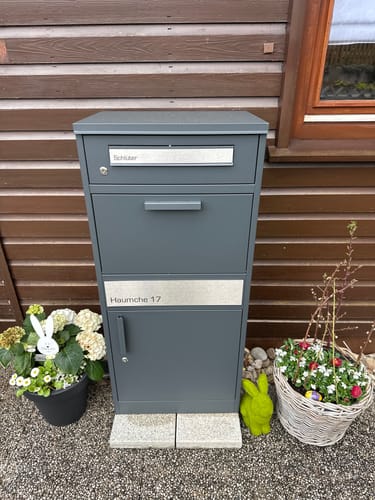Customer photo review of Paketbox PB1 mit Briefkasten | anthrazit - RAL7016 | personalisiert mit Edelstahl-Schild