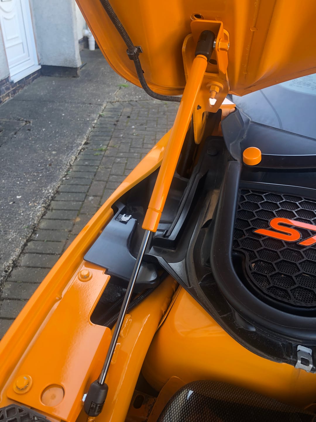 Customer photo review of Mk4/4.5 Focus inc ST Gas Strut Bonnet Lifters (Painted Finishes)