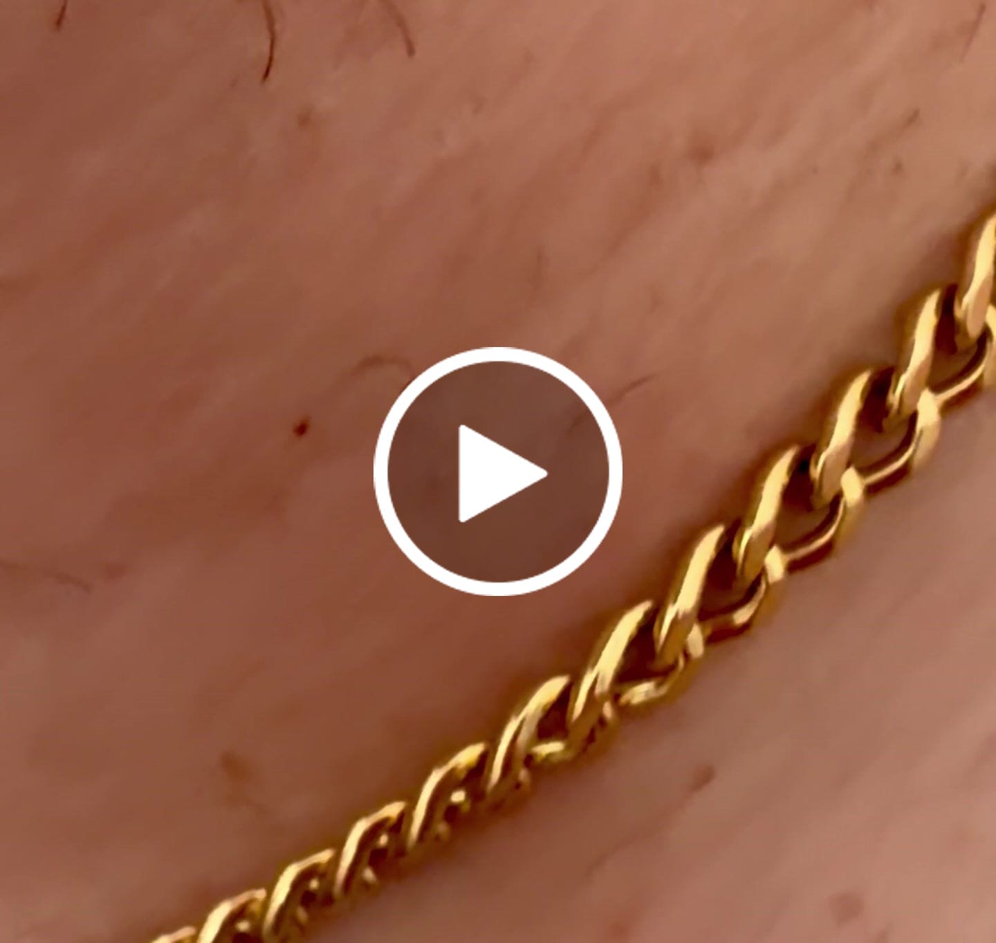Customer video review of Colar Choker Serpente Banhado em Ouro 18K