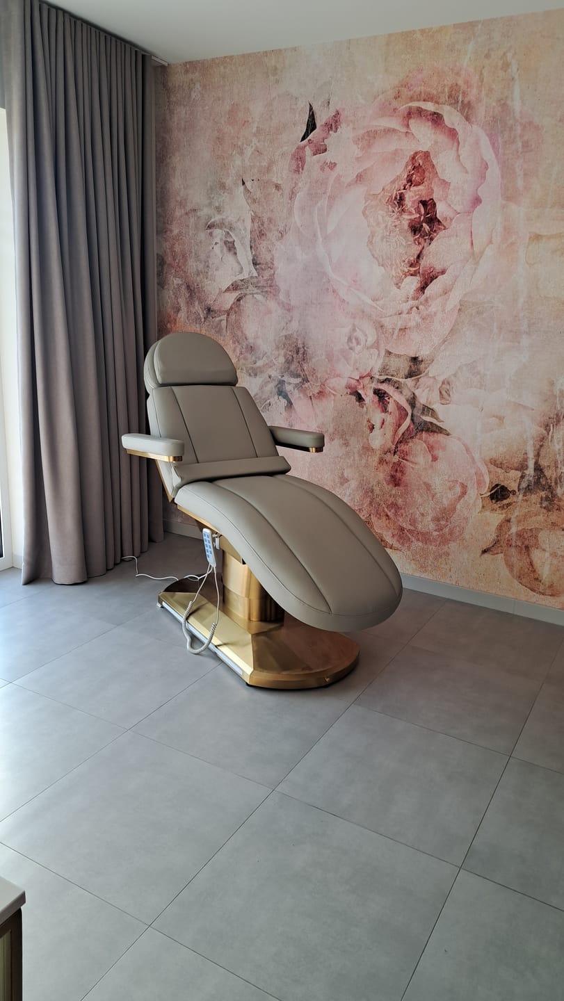 Customer photo review of Manufakturo Étoile Electric Lash Beauty Bed - 3 Motors Pearl Greige