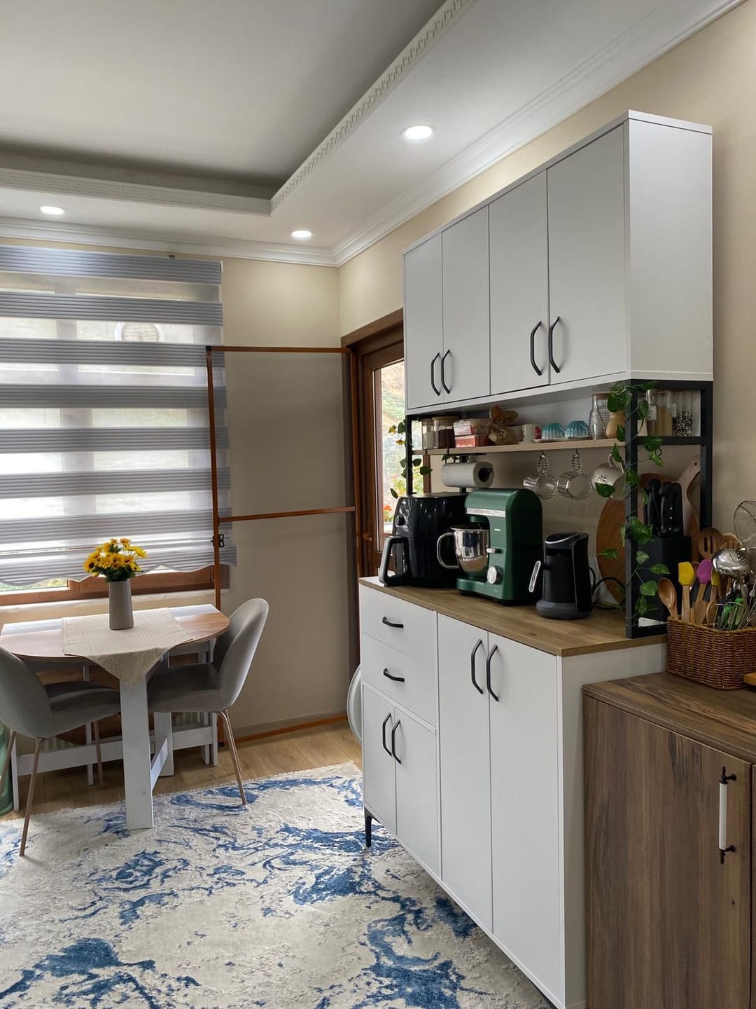 Customer photo review of Rani JE213 Kahve Köşesi Çok Amaçlı Dolap 8 Kapaklı 2 Çekmeceli Raflı Kiler Mutfak Dolabı Beyaz - Sepet Ceviz