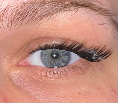 Rezensentin zeigt ihr Auge in Nahaufnahme mit den langen So Foxy Wimpern, die einen Wing-Effekt erzeugen.