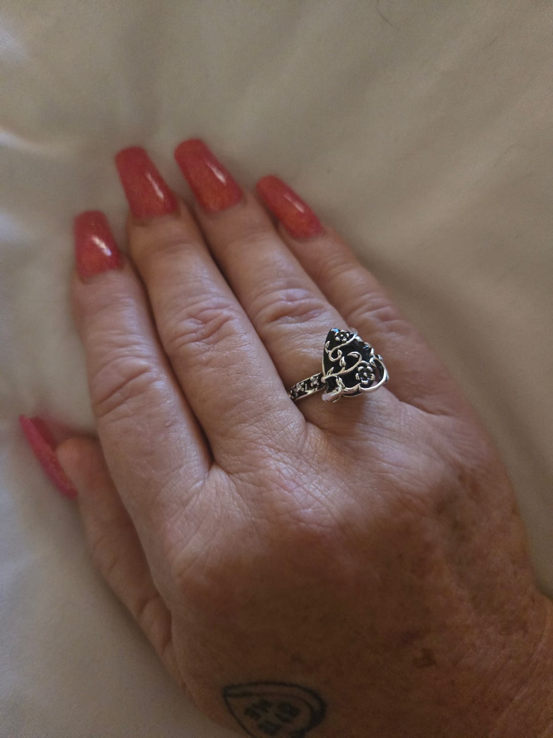 Customer photo review of Vintage Vine Black Agate Ring (Light Luxury Niche Dark Style Band)