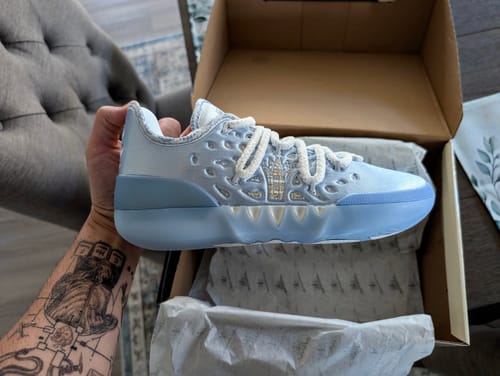 Reviewer holding a light blue Joker 2 "Denver" shoe over the open shoebox.