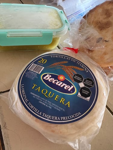 Cliente muestra el paquete de Tortilla Taquera de Harina Becarel en su empaque original.