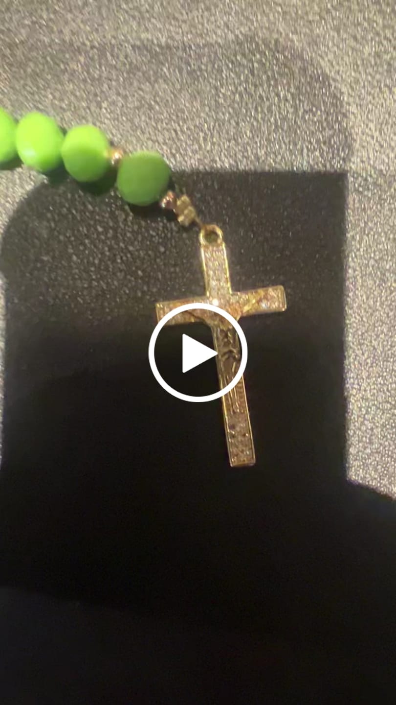 Customer video review of La Mama | Gypsywagon | Vergulde ROLLEMAN Logo Rozenkrans met Kruis en Magneetsluiting