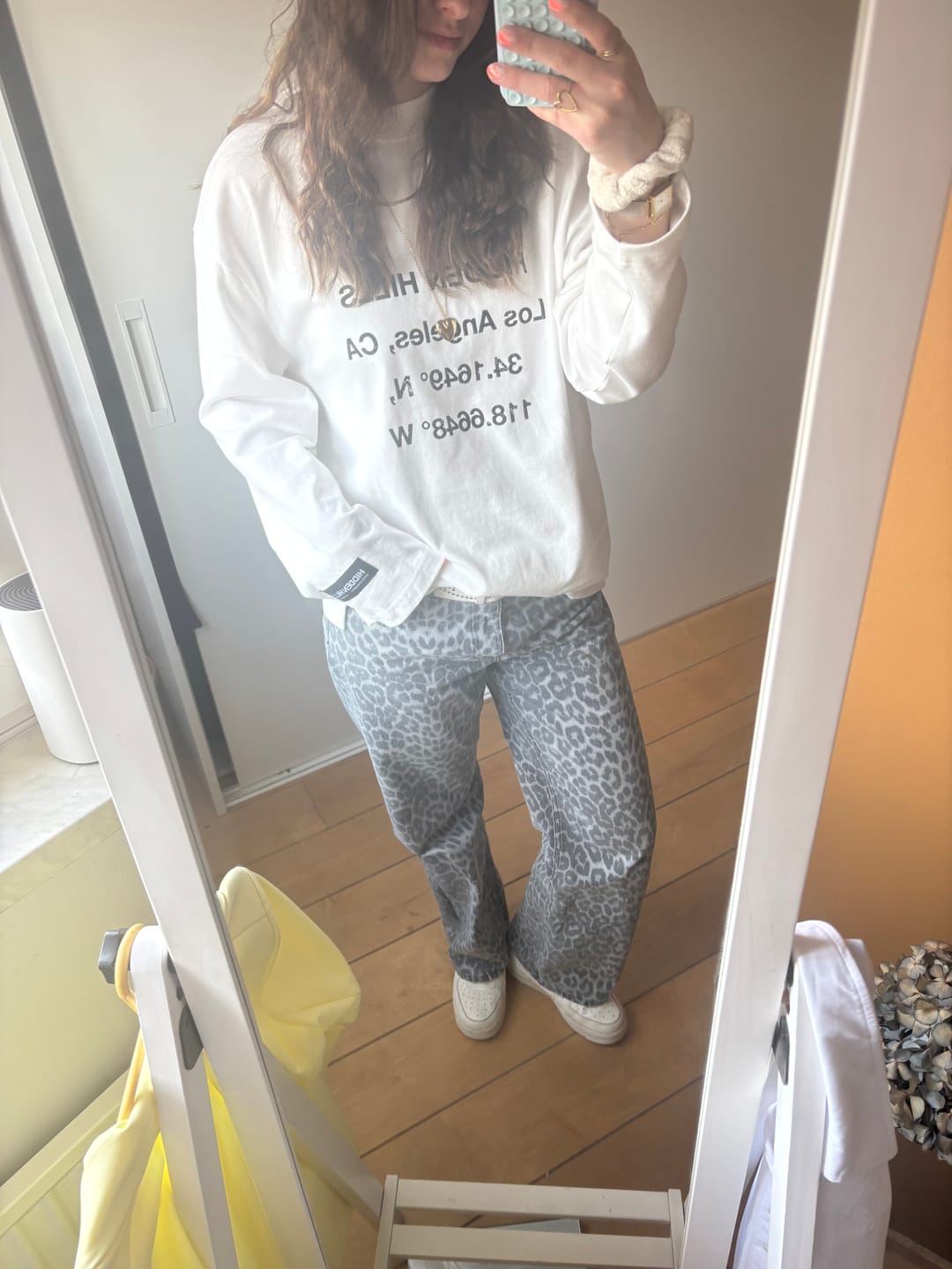 Customer photo review of VINTAGE LOGO LONGSLEEVE T-SHIRT WHITE