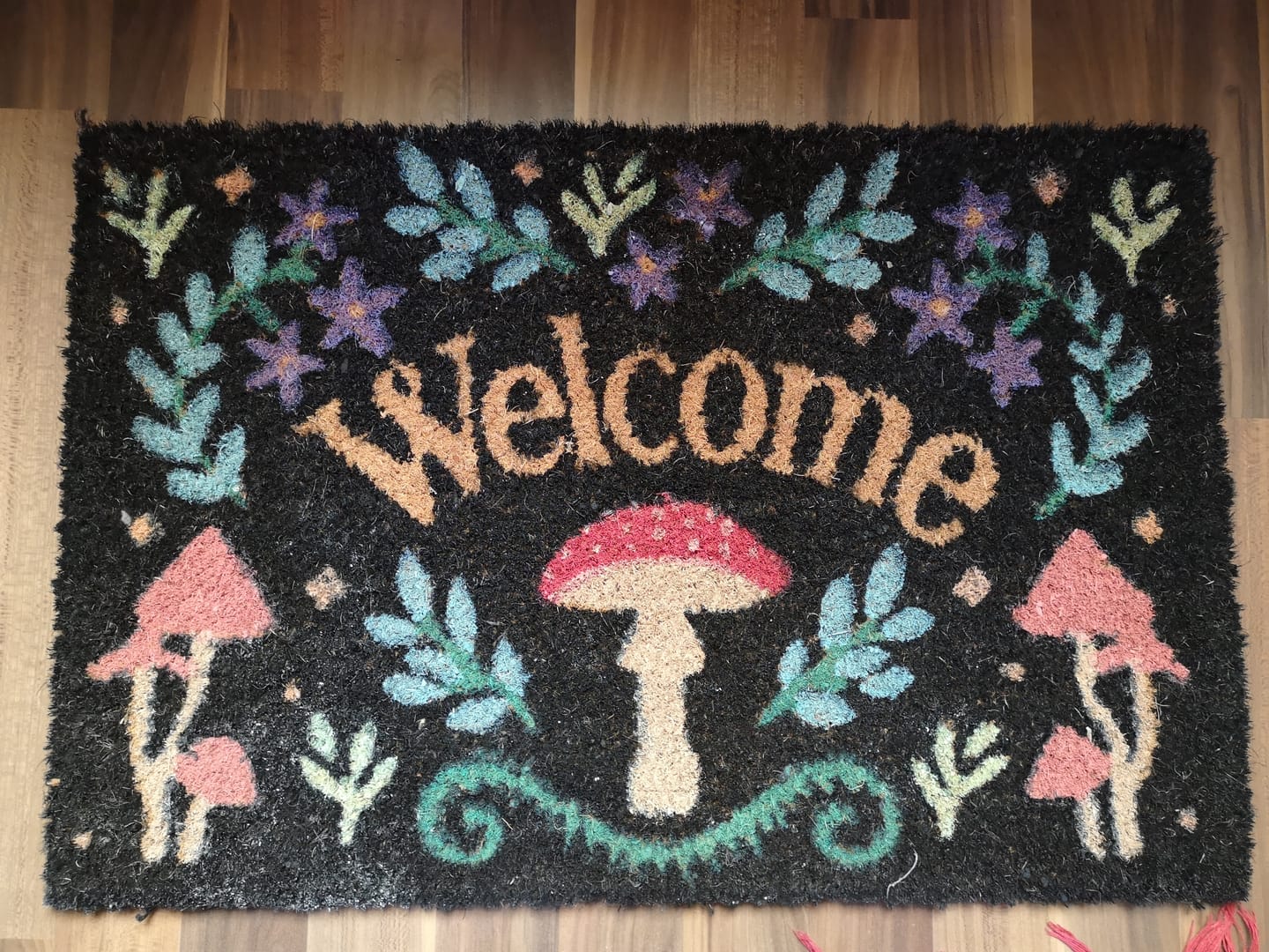 Customer photo review of Witchy Pilz-Fußmatte „Welcome“ – schwarzes Waldmotiv für deinen Eingang