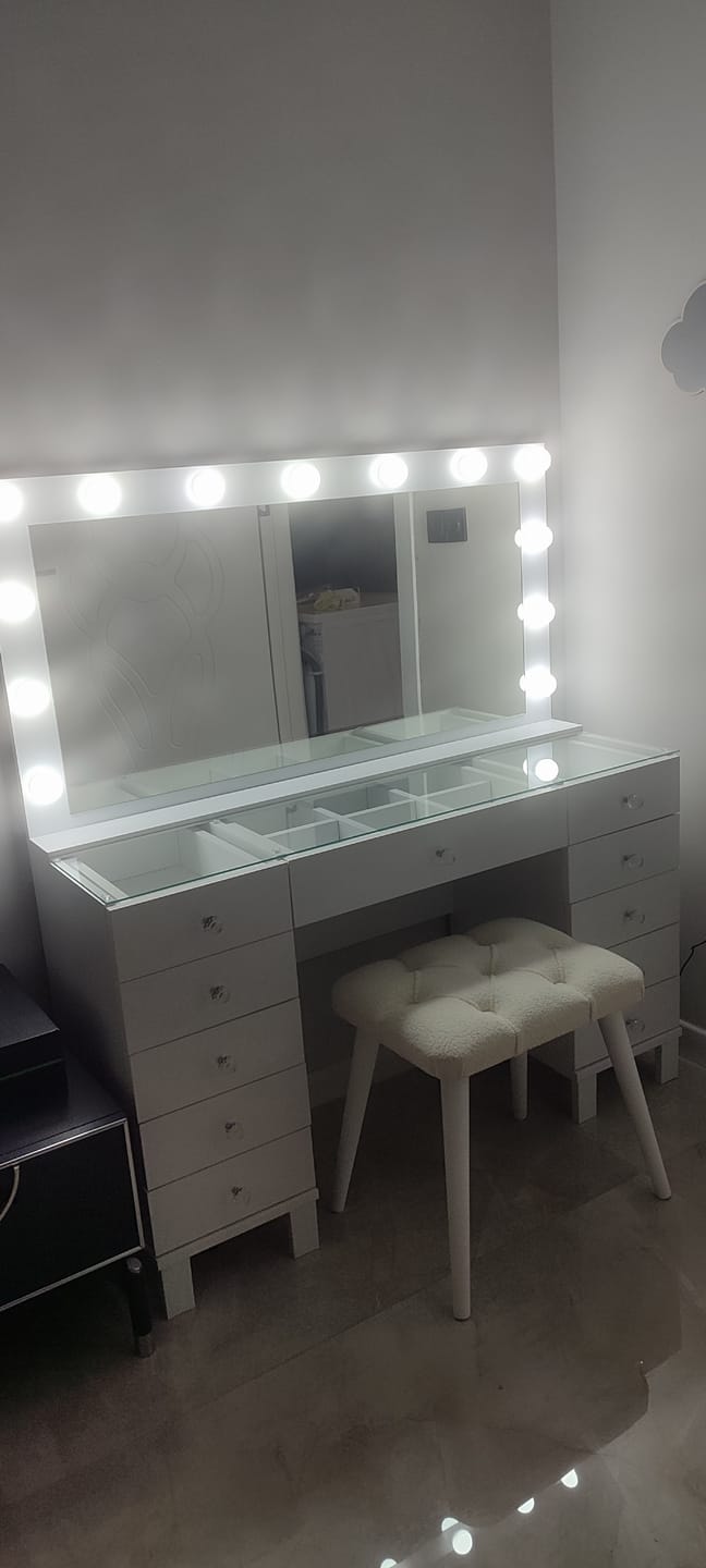 Customer photo review of Rani BJ163 Hollywood Işıklı Aynalı Kulis Makyaj Masası Cam Tablalı 11 Çekmeceli Takı Düzenleyici Puf Takım Beyaz