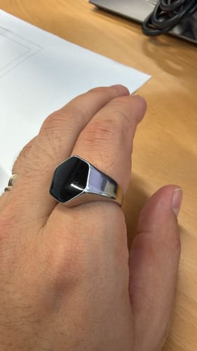 Cliente mostrando el Anillo Classic Onyx en su dedo. El anillo plateado con piedra negra parece ajustado.