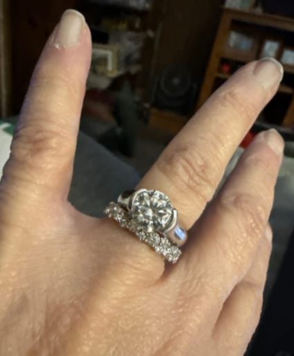 Customer photo review of S925 Moissanite 2.5 Ct Round Cut Full White/Green Stone Wedding Band for Women