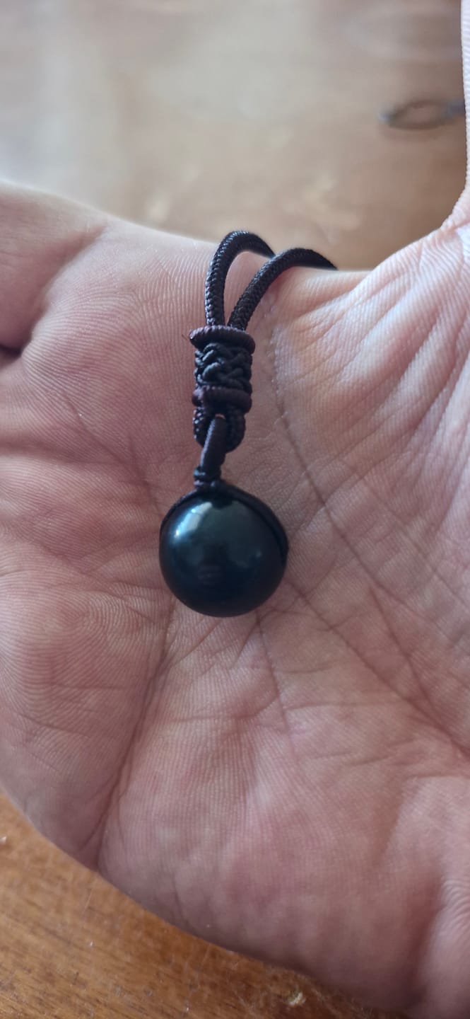 Customer photo review of Pendentif "Sphère" en Obsidienne Dorée