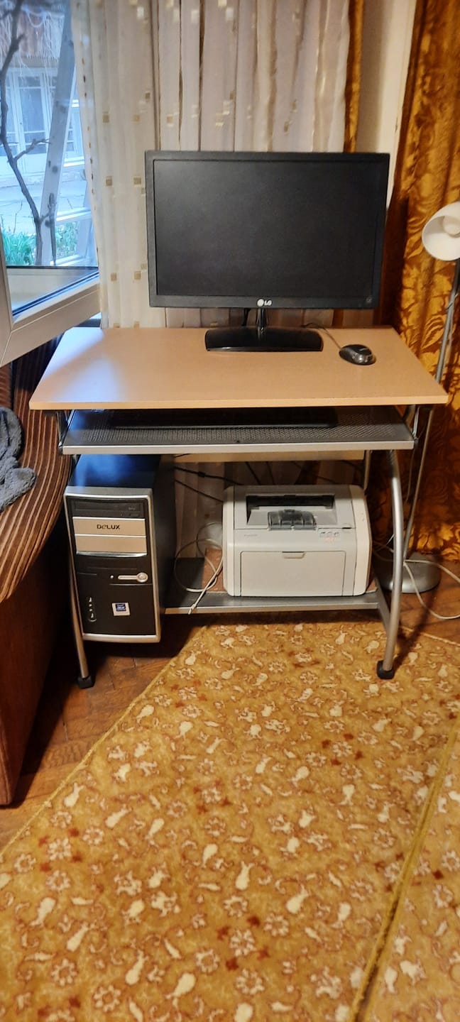 Customer photo review of Birou calculator pe roti B6, 80X50X76 CM