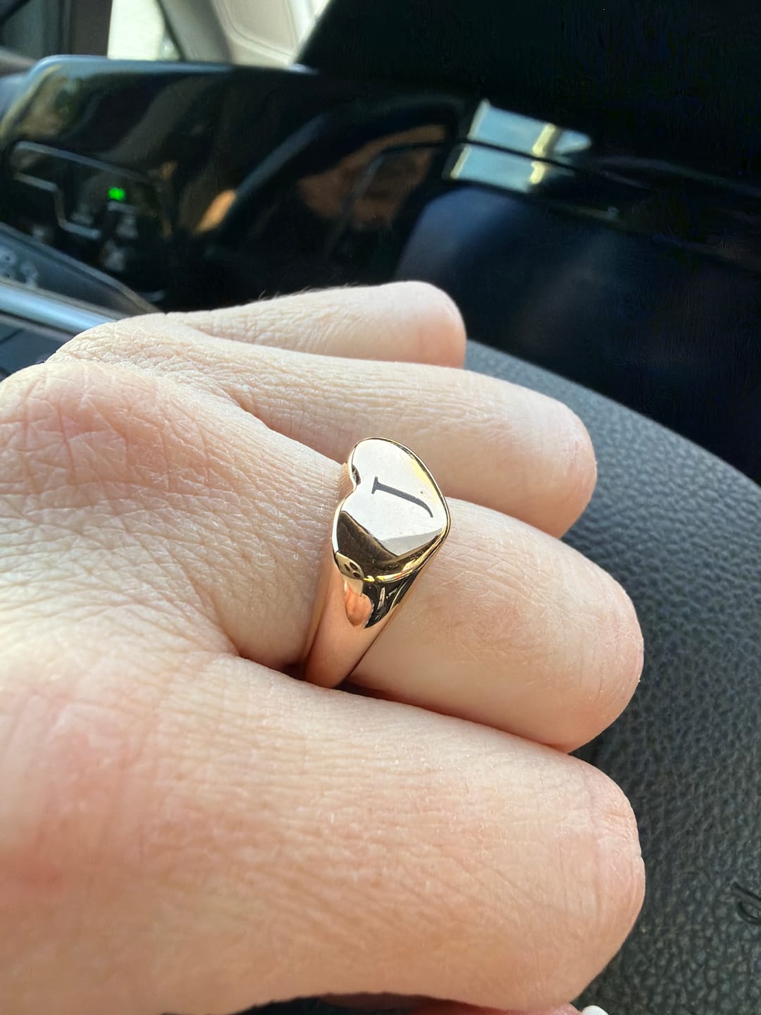Customer photo review of Bague Initiale Personnalisée Chevalière