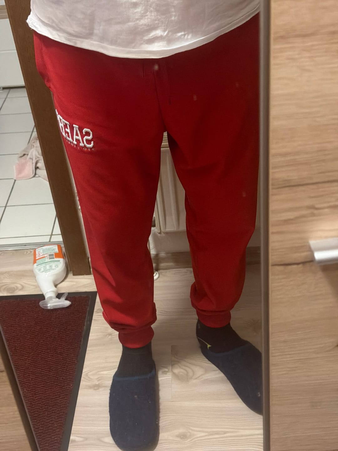 Customer photo review of Lifestyle Herren Jogginghose rot mit Stickerei by SAEBIS®