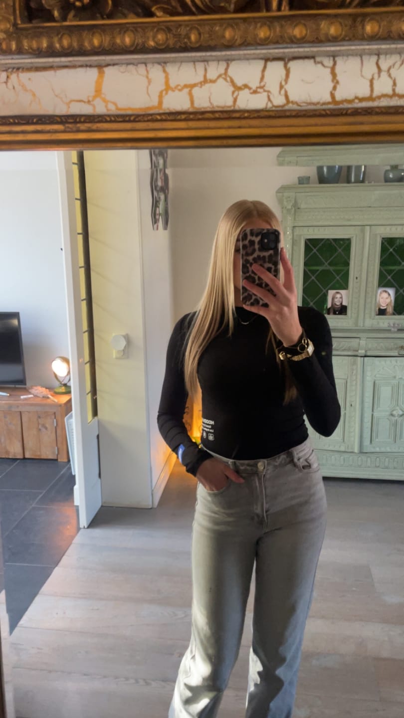 Customer photo review of LABEL LONGSLEEVE TOP BLACK
