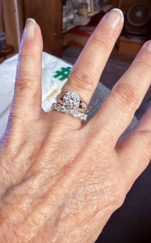 Customer photo review of S925 Moissanite 2.5 Ct Round Cut Full White/Green Stone Wedding Band for Women
