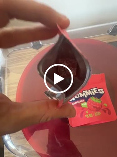 Customer video review of ROLLZ THC gummies – 10 mg for each gummy bear