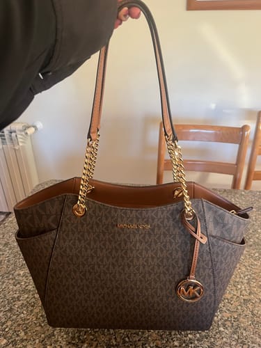 Customer photo review of Jet Set Large Signature Logo Shoulder Bag (BROWN)