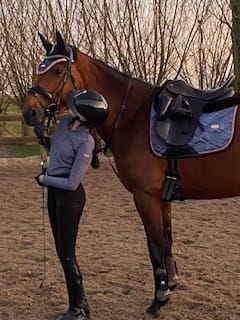 Customer photo review of KYLIE - RIDING LEGGINGS | BLACK ROSE GOLD