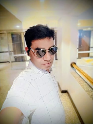 Reviewer wearing the Aviator Polarized Sunglasses, showing the silver frame and white temple arms.