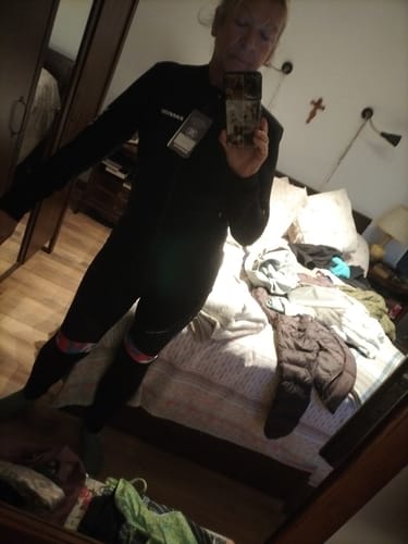 Reviewer taking a mirror selfie wearing the black Mojito Thermal Jersey, showing its slim fit.