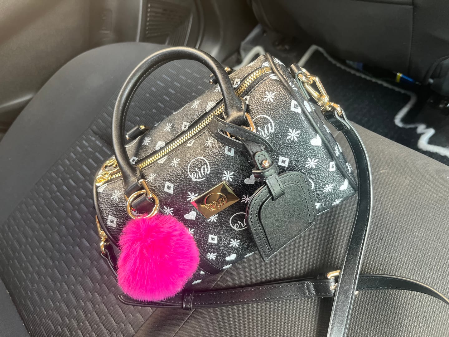 Customer photo review of ERA Oversized Kisslock Chain Bag – Black