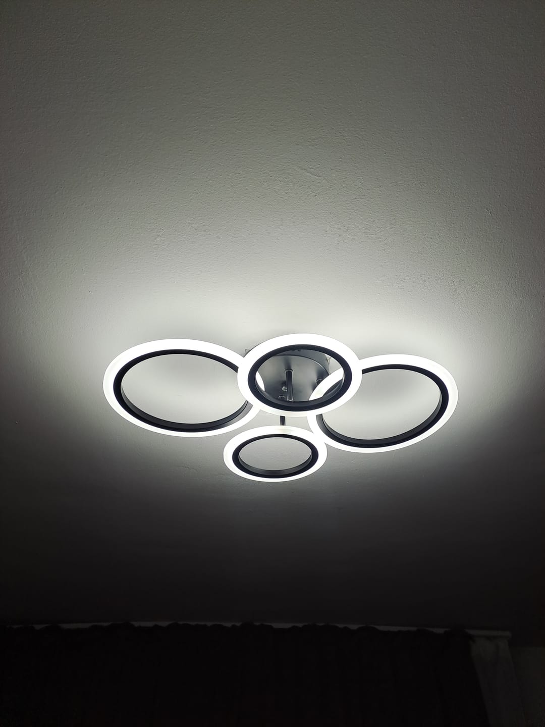 Customer photo review of Lustra LED 2+2 CIRCLE BLACK Echivalent 400W Telecomanda