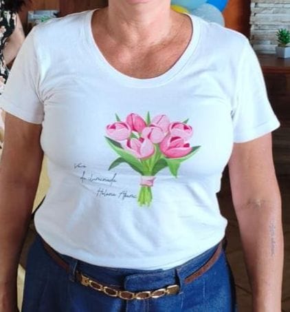 Customer photo review of Camiseta Personalizada BUQUÊ E MENSAGEM - BRANCA - Algodão 100%