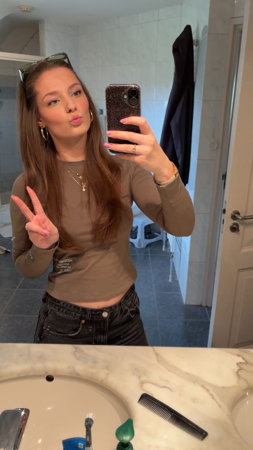 Customer photo review of LABEL LONGSLEEVE TOP SAGE