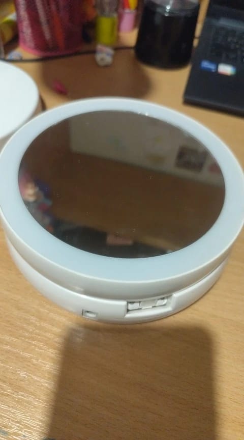 Customer photo review of Miroir de Maquillage Double Face 1X & 10X Lumineux Pliable Grossissant
