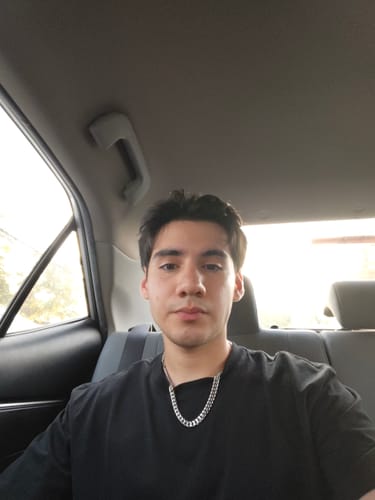 Un cliente muestra cómo le queda la Cadena Cuban Link 8mm sobre una camiseta negra.