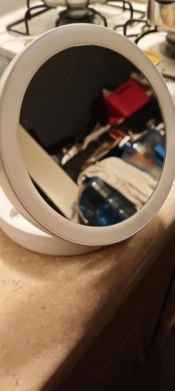 Customer photo review of Miroir de Maquillage Double Face 1X & 10X Lumineux Pliable Grossissant