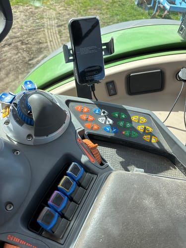 Customer photo review of Gadgetme Handyhalterung mit Wireless Ladefunktion passend für Fendt 15W Fast Wireless
