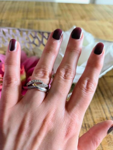 Eine Rezensentin zeigt ihre dunkle, glänzende Maniküre mit den Twilight Ombré UV Gel-Nagelfolien.