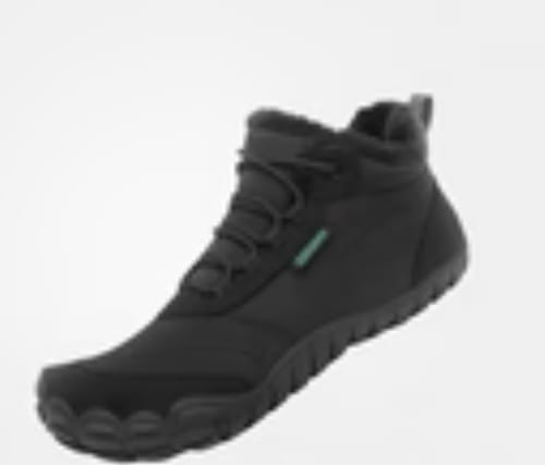 Ein Kunde zeigt seinen schwarzen Will II - Winter Barfußschuh vor einem weißen Hintergrund.