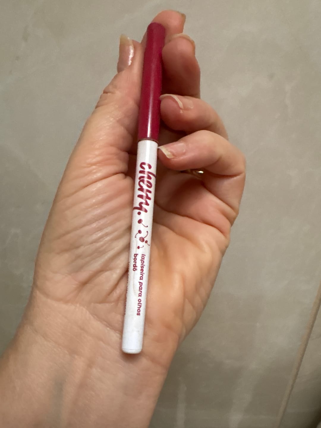 Customer photo review of Lapiseira para Olhos Bordô - Cherry - Vizzela