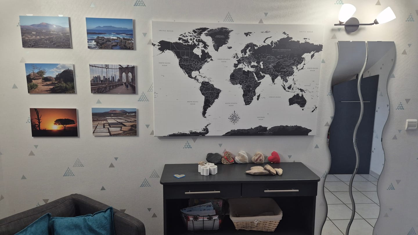 Customer photo review of Toile Carte du Monde en Blanc et Noir