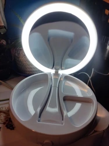 Customer photo review of Miroir de Maquillage Double Face 1X & 10X Lumineux Pliable Grossissant