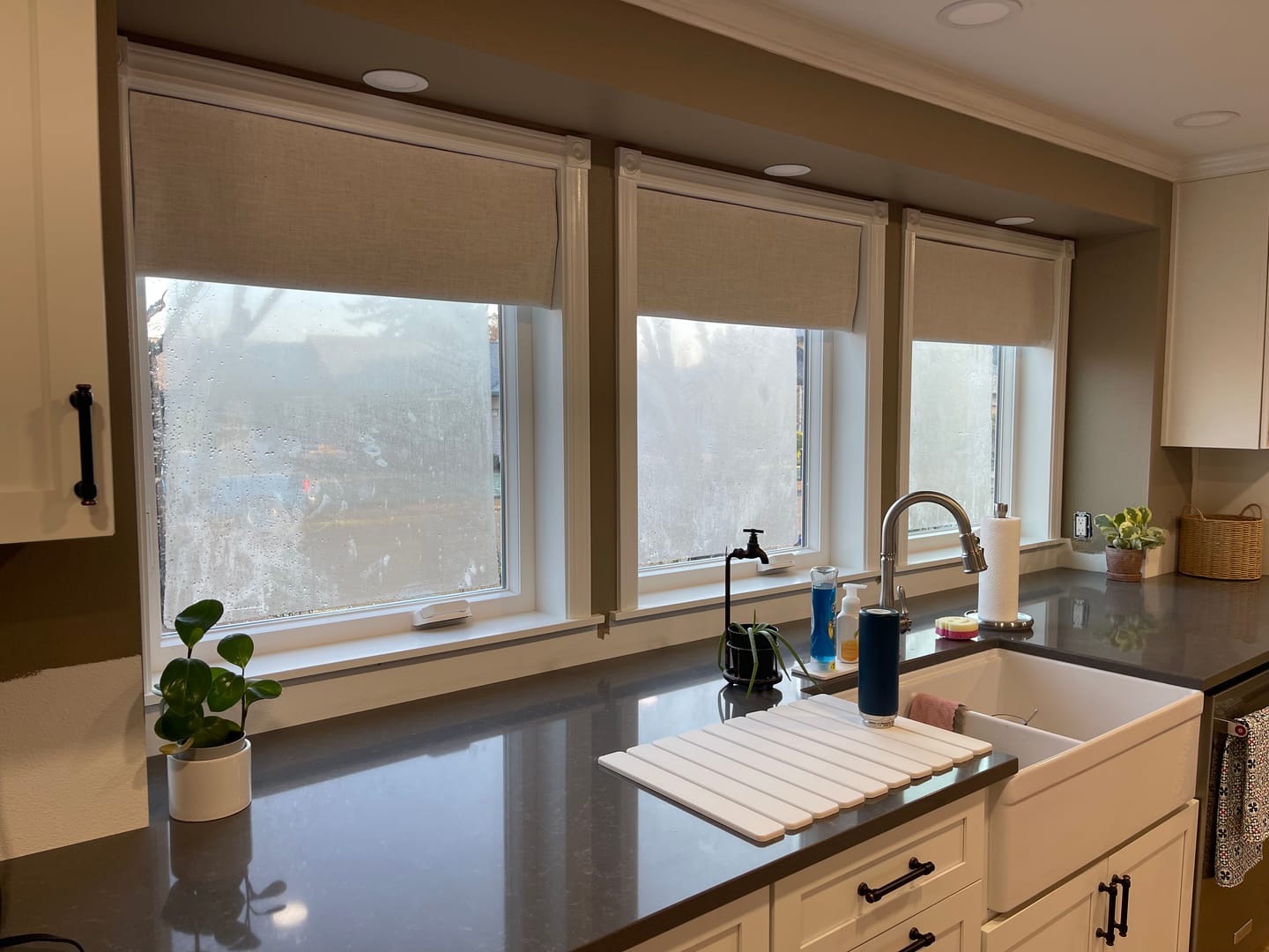 Customer photo review of SmartWings Motorized Linen Roman Shades 50%/70%/100% Blackout Daphne