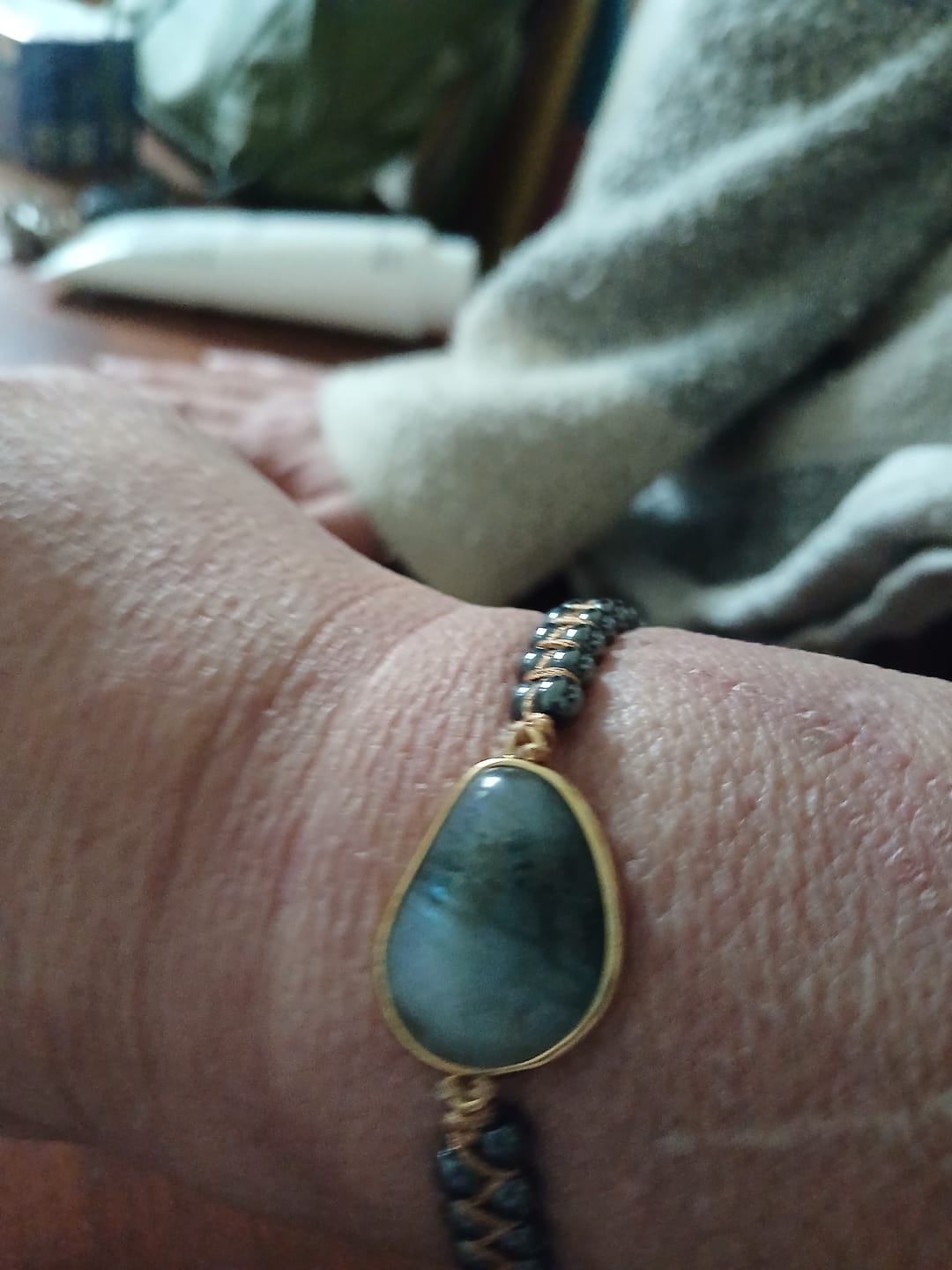 Customer photo review of Bracelet "Oeil Céleste" en Labradorite & Hématite