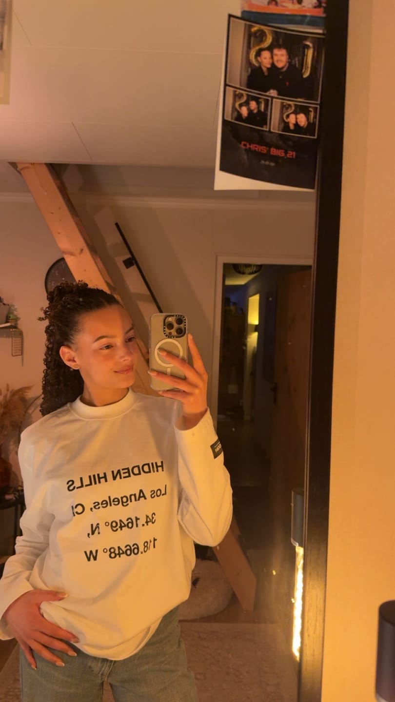 Customer photo review of VINTAGE LOGO LONGSLEEVE T-SHIRT WHITE