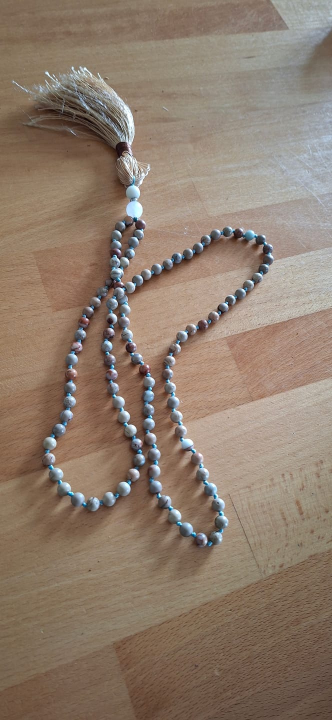 Customer photo review of Collier Mala 108 Perles en Jaspe Aqua Terra, Amazonite & Quartz Rose