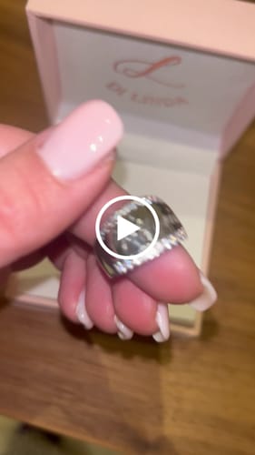 Customer video review of Anello a Banda Larga con Nome Inciso e Brillantini