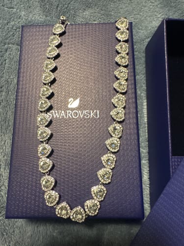 Customer photo review of COLLAR SWAROVSKI TENIS CORAZONES BLANCOS ARIANA GRANDE + KIT DE REGALO
