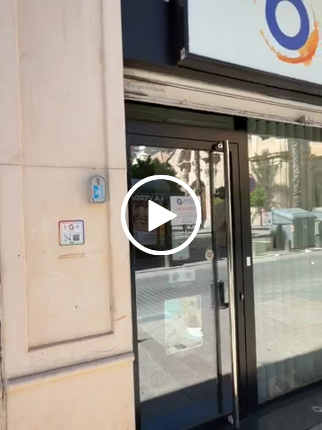 Customer video review of Placa Reseñas de Google